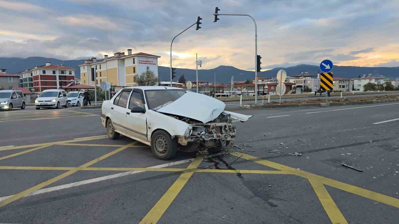 GAZİANTEP’İN İSLAHİYE İLÇESİNDE 2 OTOMOBİLİN ÇARPIŞMASI SONUCU MEYDANA GELEN KAZADA ARAÇLAR KULLANILAMAZ HALE GELDİ.