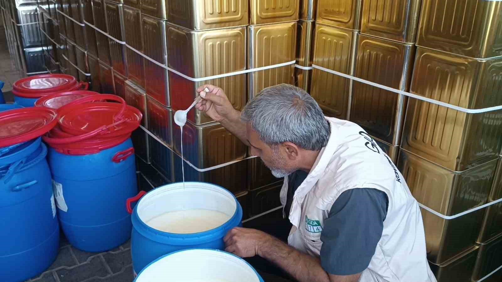 Şanlıurfa'da kaynağı belli olmayan 400 kilo şüpheli sade yağ ele geçirildi
