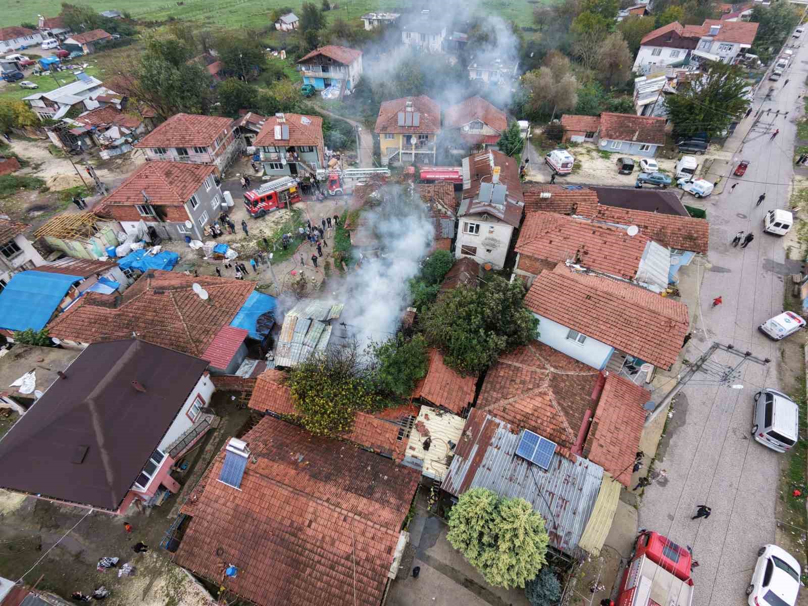 ALEVLER KISA SÜREDE TÜM EVİ SARDI. ÇEVREDEKİLERİN İHBARI ÜZERİNE KISA SÜREDE ADRESE GELEN İTFAİYE EKİPLERİ YANGINI KONTROL ALTINA ALARAK SÖNDÜRDÜ.
