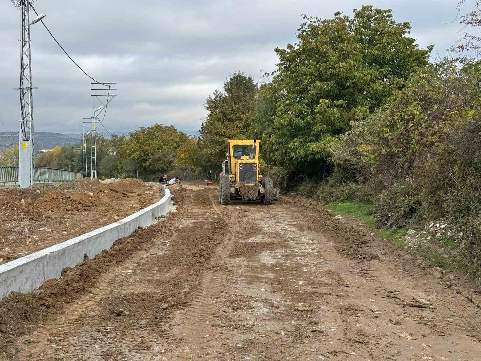 KASTAMONU’NUN TAŞKÖPRÜ İLÇESİNDE, ŞEHİR İÇİ ULAŞIMI DAHA GÜVENLİ VE KONFORLU HALE GETİRMEK AMACIYLA HAYATA GEÇİRİLEN YAKLAŞIK 3 KİLOMETRELİK BİSİKLET YOLU PROJESİNDE ÇALIŞMALAR SÜRÜYOR.