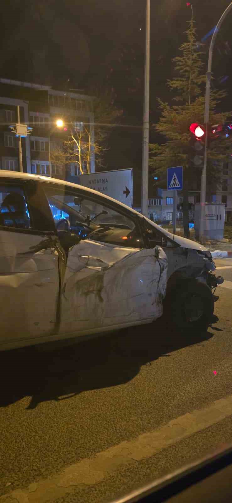 Bilecik’te hasarlı araç trafikte şaşkınlık yarattı