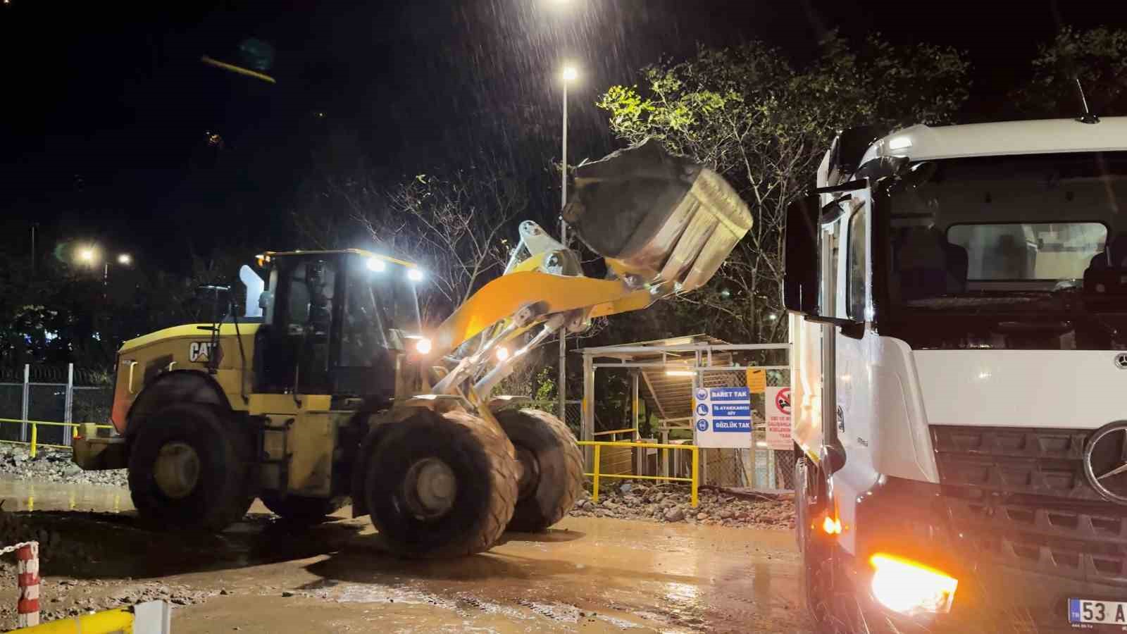 RİZE'NİN ÇAYELİ İLÇESİNE BAĞLI MADENLİ BELDESİ'NDE ETKİLİ OLAN ŞİDDETLİ SAĞANAK YAĞIŞ ÜÇ MAHALLEDE HAYATI OLUMSUZ ETKİLEDİ
