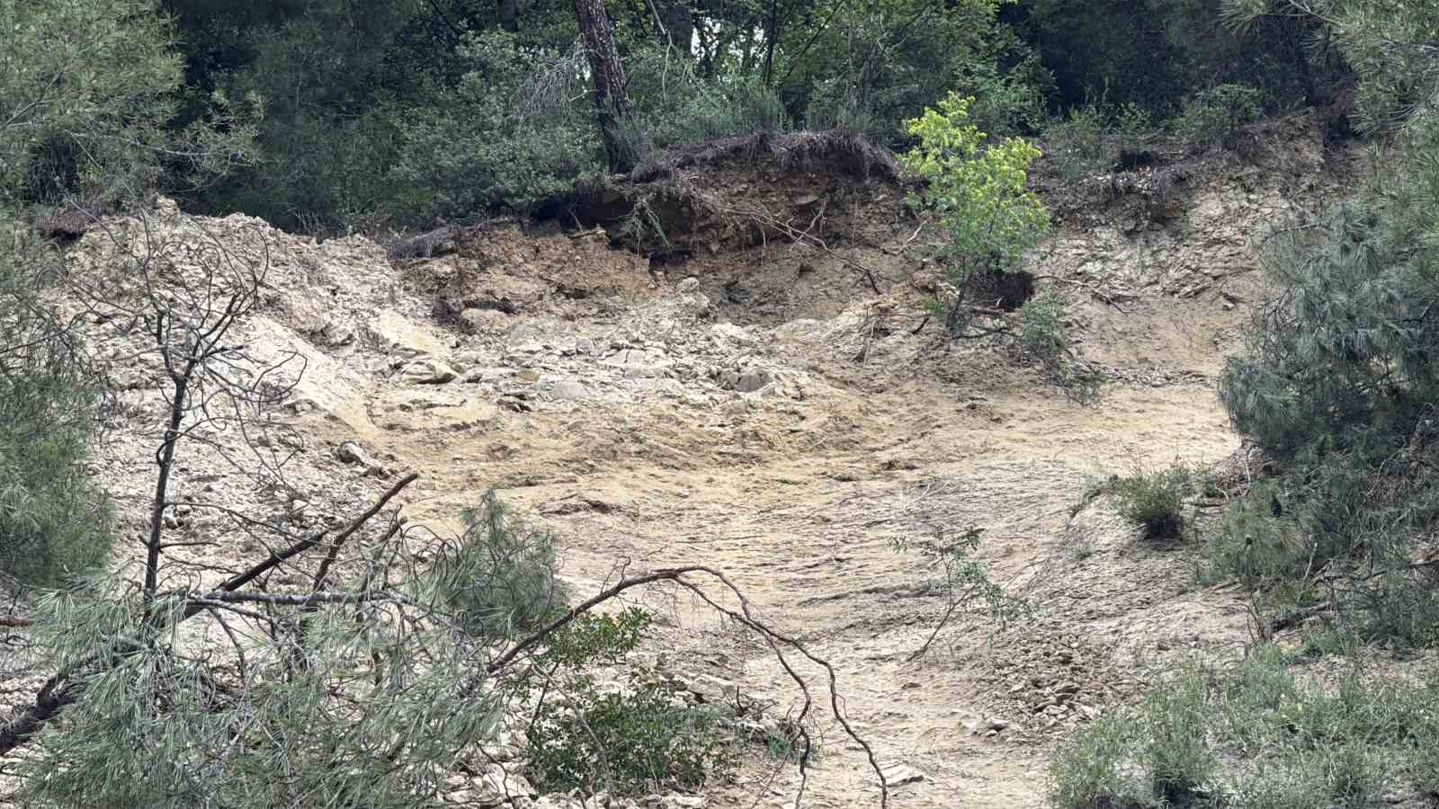 Heyelanda kaya parçalarının isabet ettiği ev hasar gördü