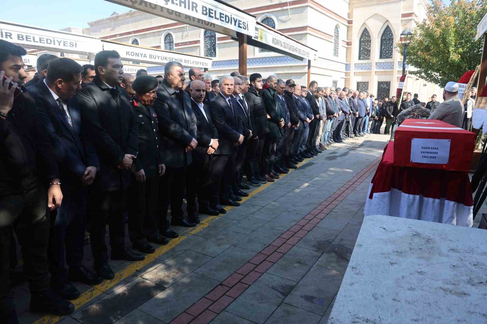 ANTALYA'DA GEÇTİĞİMİZ GECE SAATLERİNDE KALP KRİZİ GEÇİRİP KALDIRILDIĞI HASTANEDE DOKTORLARIN TÜM MÜDAHALELERİNE RAĞMEN KURTARILAMAYARAK HAYATINI KAYBEDEN MURATPAŞA İLÇE KAYMAKAMI İHSAN KARA MEMLEKETİ KONYA'DA KILINAN CENAZE NAMAZININ ARDINDAN TOPRAĞA VERİLDİ.