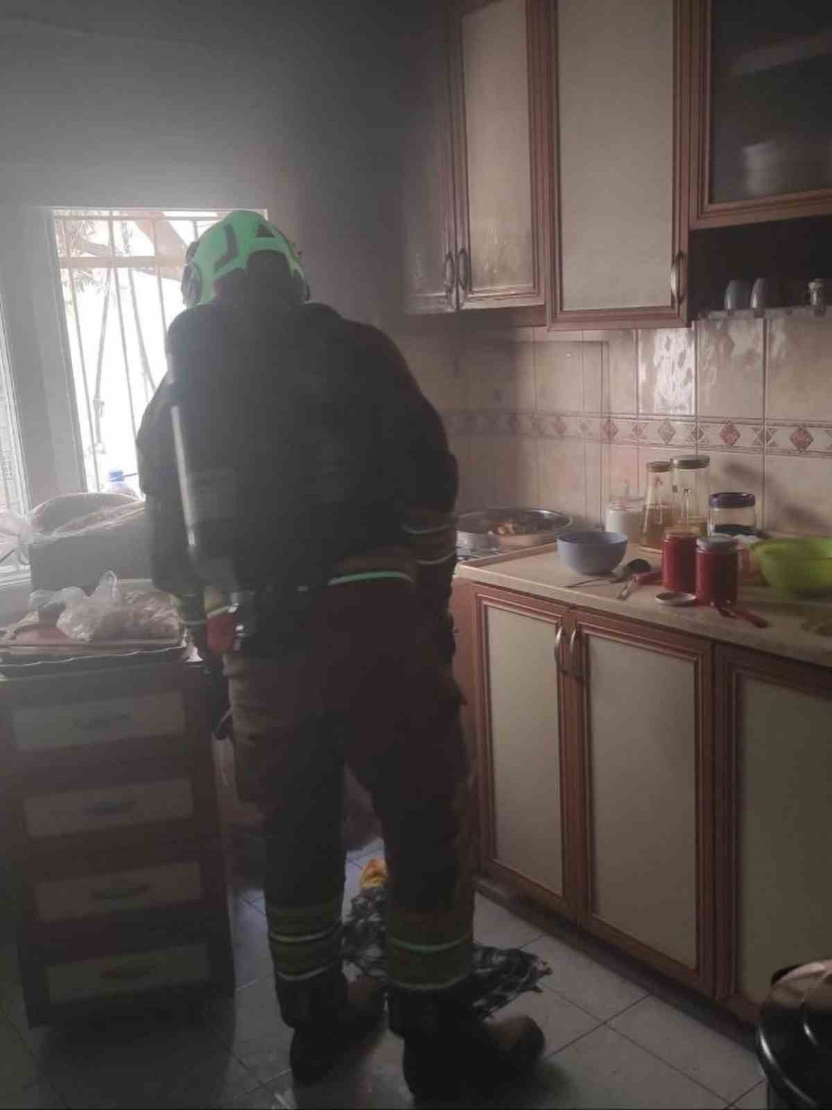 İskenderun'da ocakta unutulan yemek yangına neden oldu
