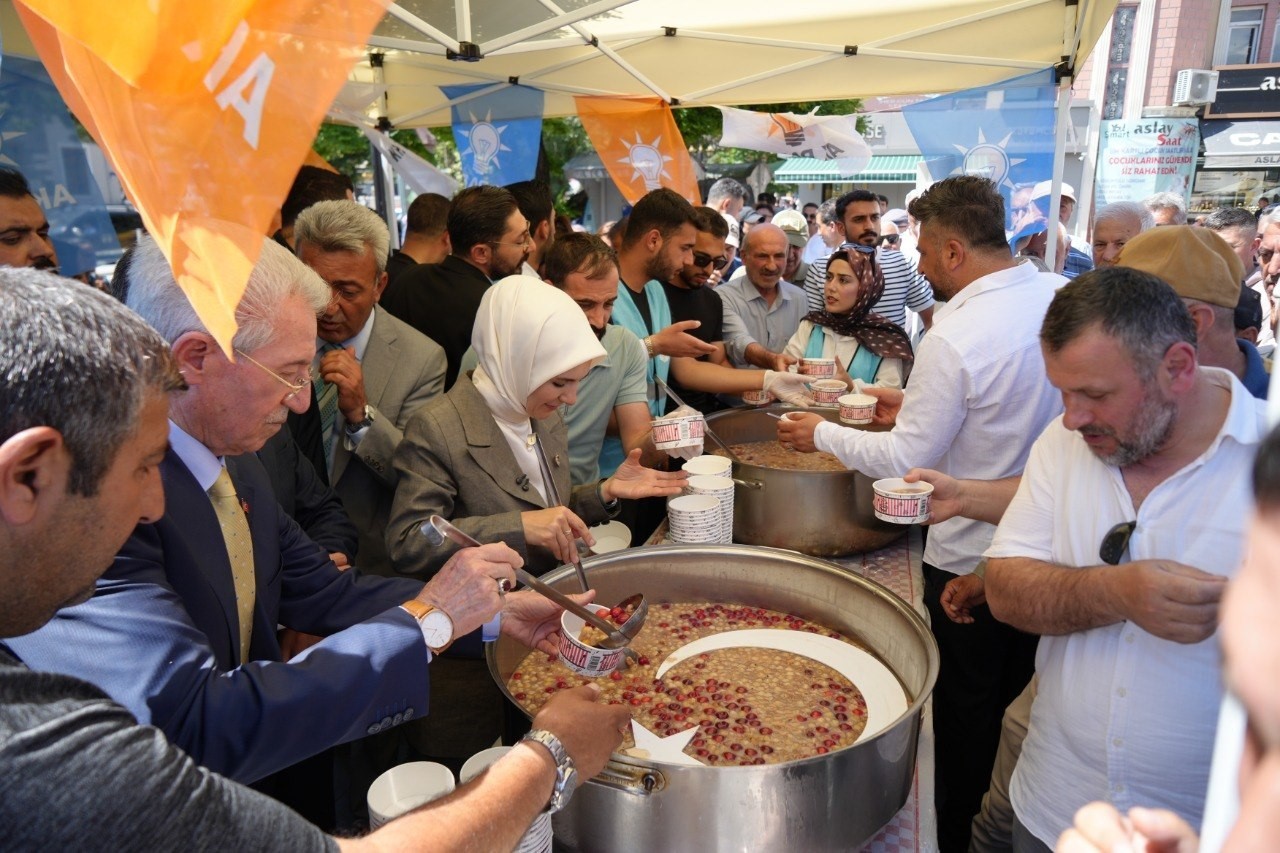 Bakan Göktaş, Erzincan'da aşure dağıttı, esnafı ziyaret etti