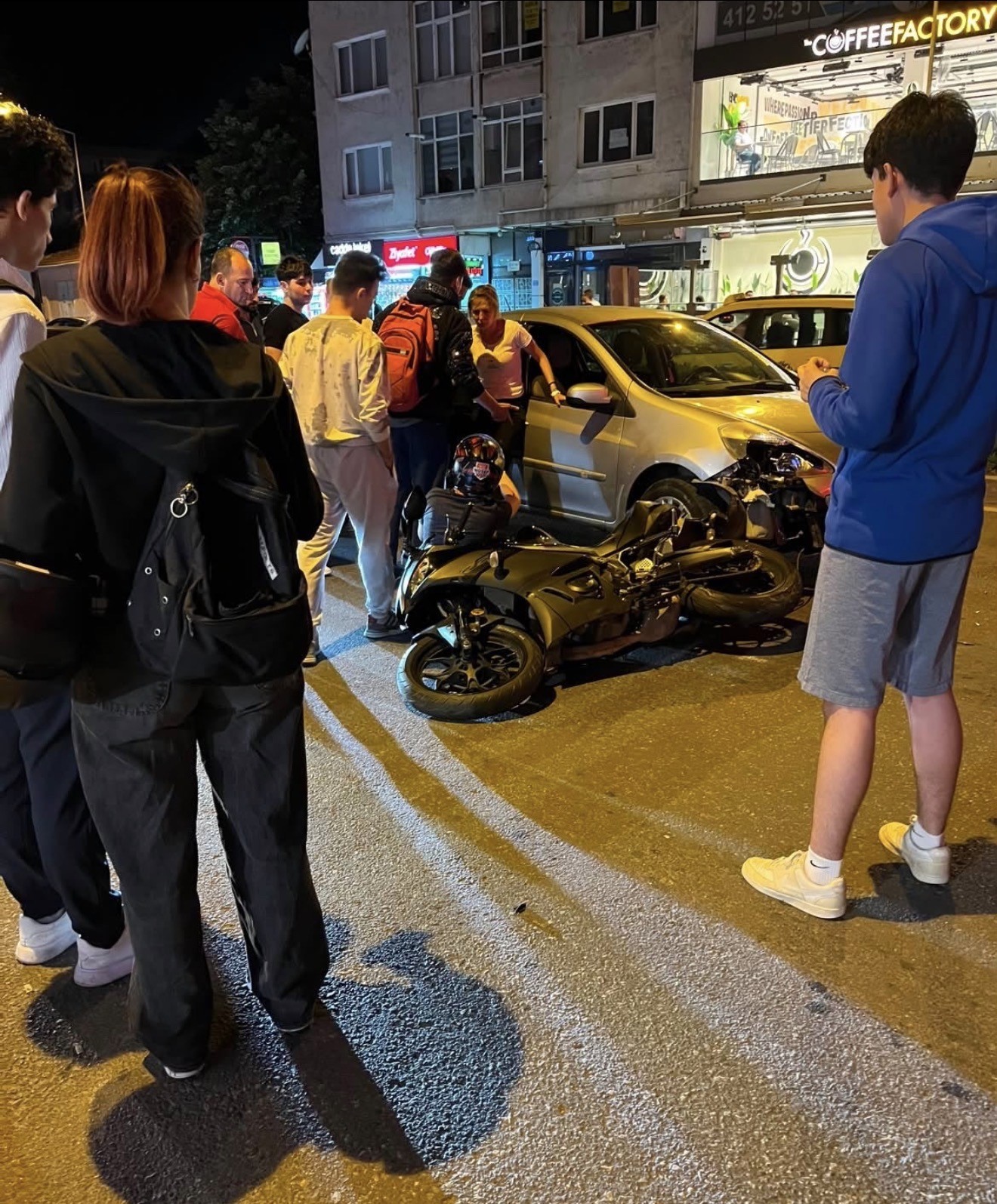 Lüleburgaz'da otomobil ile motosiklet çarpıştı, taraflar arasında gerginlik yaşandı