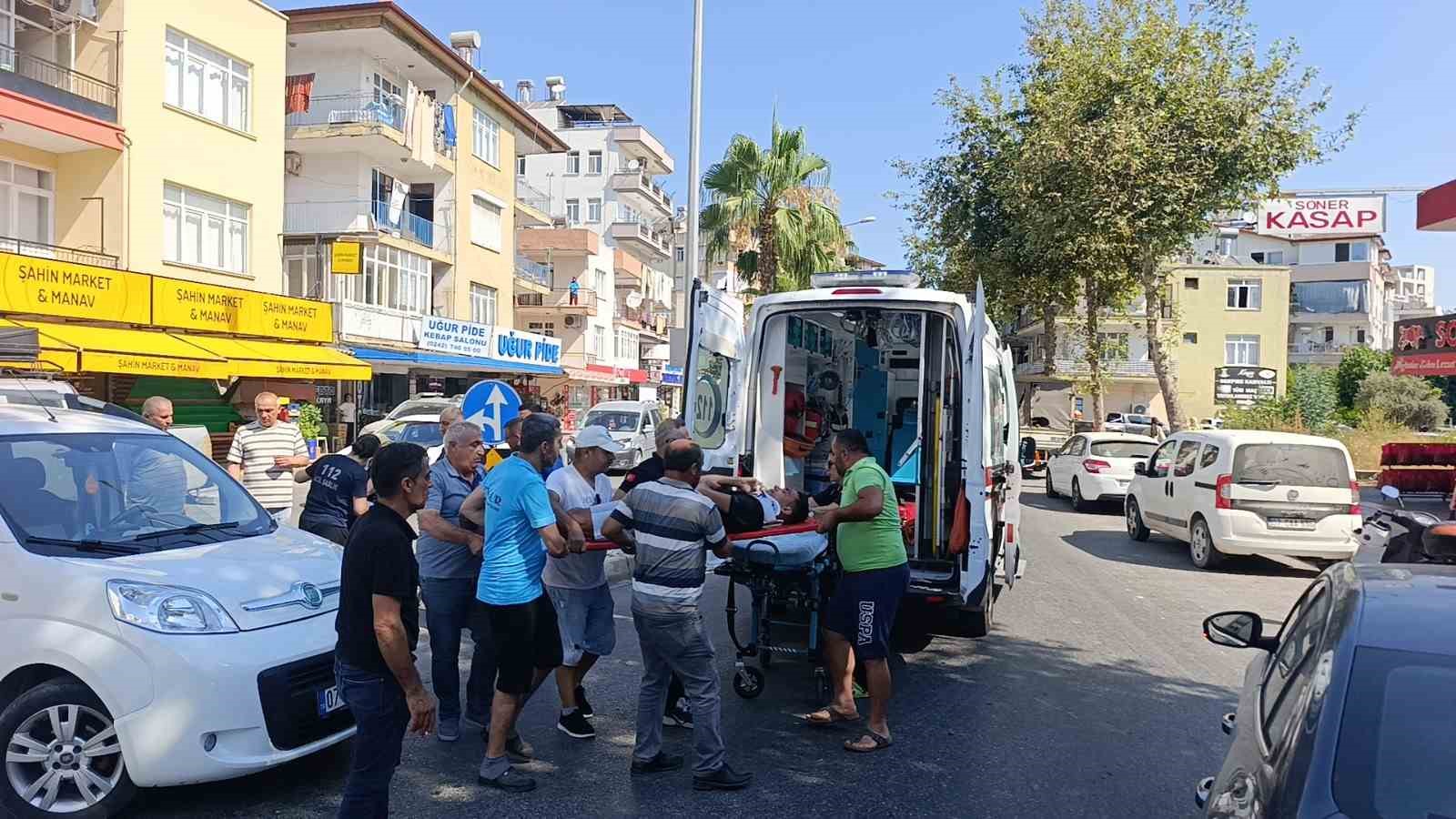 Antalya'da 'U' dönüşü yapan araçla çarpışan motosikletteki 2 kişi yaralandı