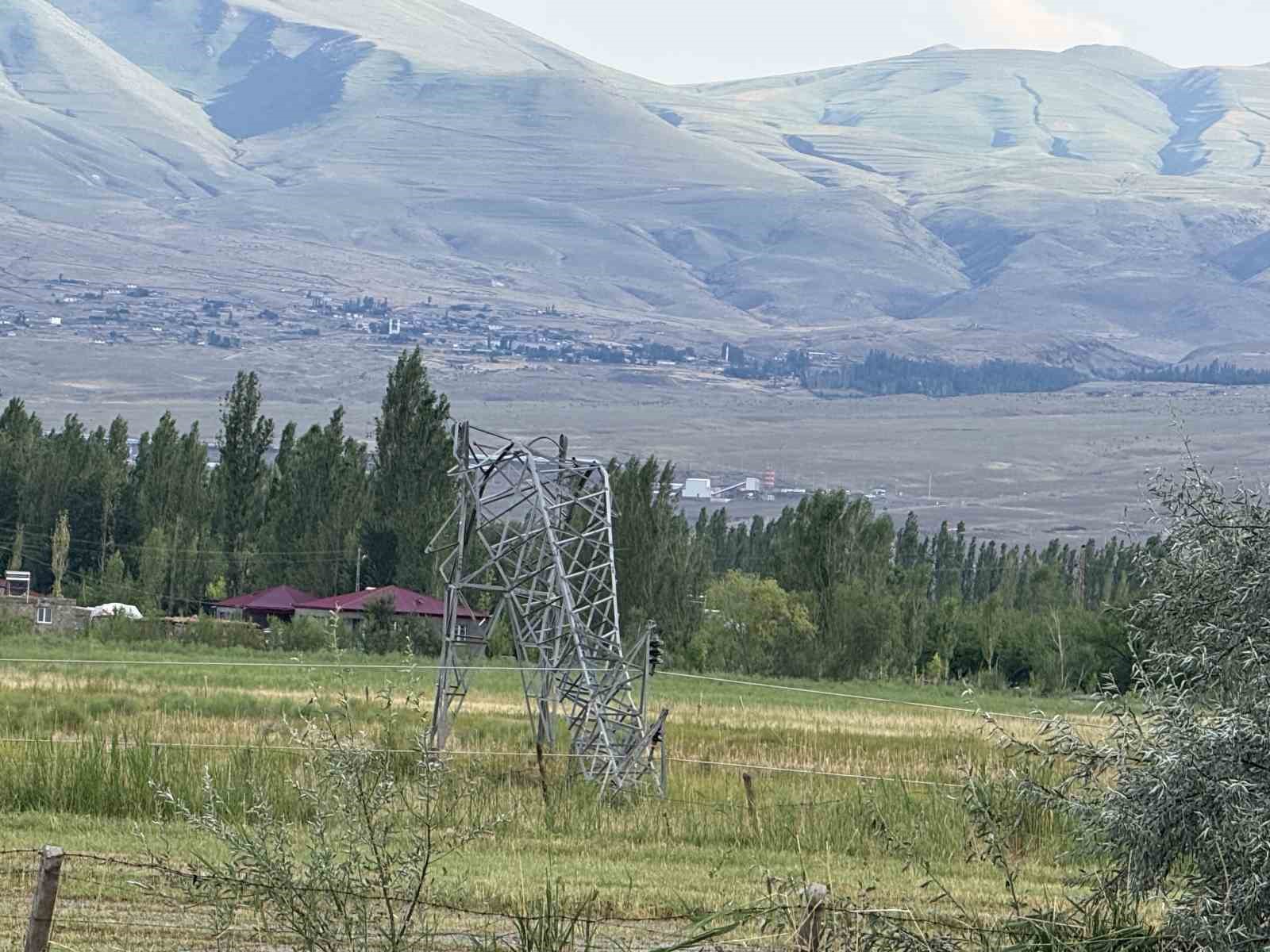 Iğdır'da fırtına çatıları uçurdu