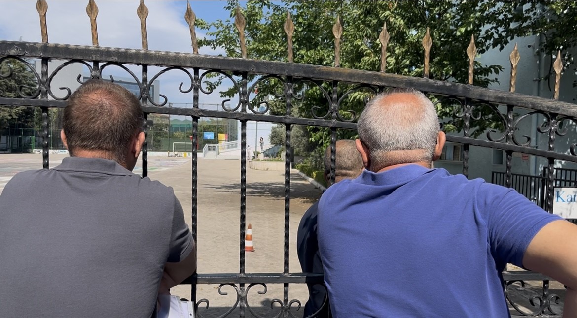 10 saniyeyle hayalleri kapıda kaldı: YKS’ye geç kalan öğrencinin üzüntüsü kameraya yansıdı