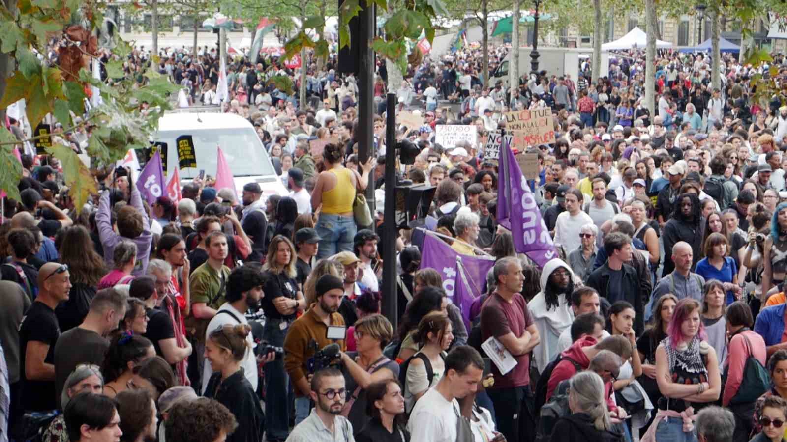 Paris’te binlerce kişi, polis ve jandarmanın silah kullanımına ilişkin yasaya karşı sokaklara döküldü