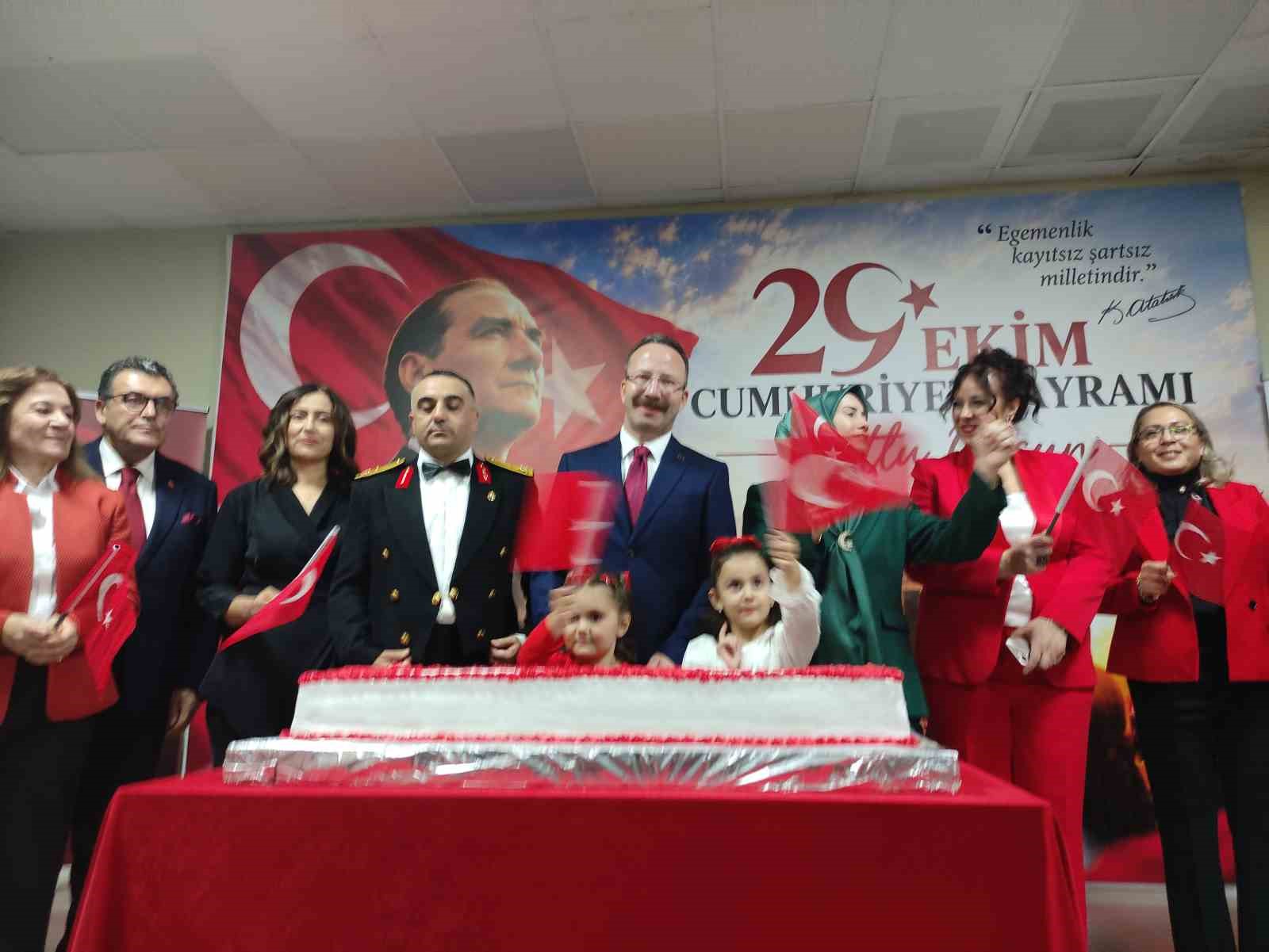 ARDAHAN'DA CUMHURİYET BAYRAMI'NIN 103. YILI DOLAYISIYLA RESEPSİYON DÜZENLENDİ. (OLGUN YILDIZ/ARDAHAN-İHA)