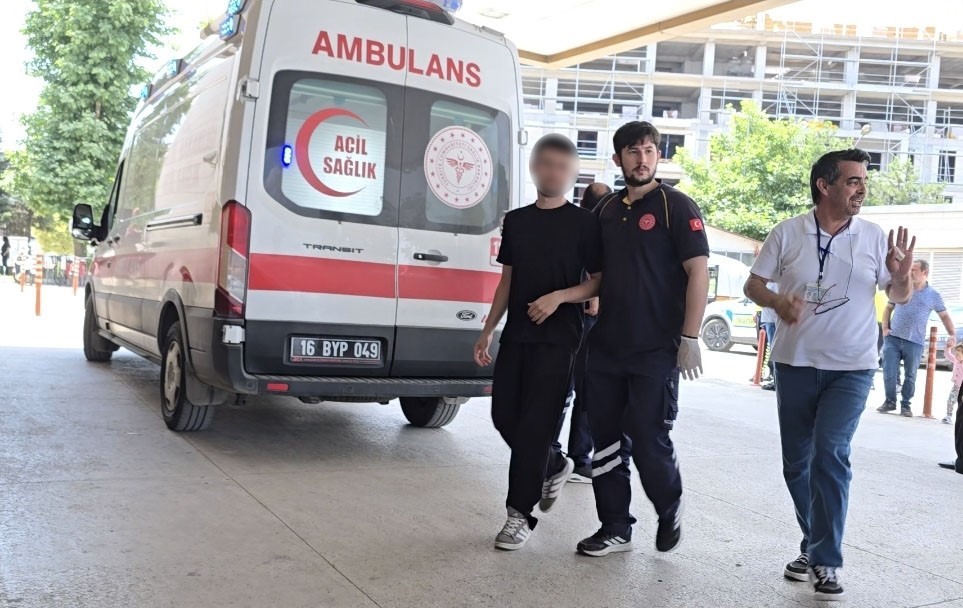 Sınavda rahatsızlanan genç ambulansla hastaneye sevk edildi