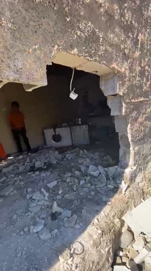 Freni boşalan traktör eve daldı