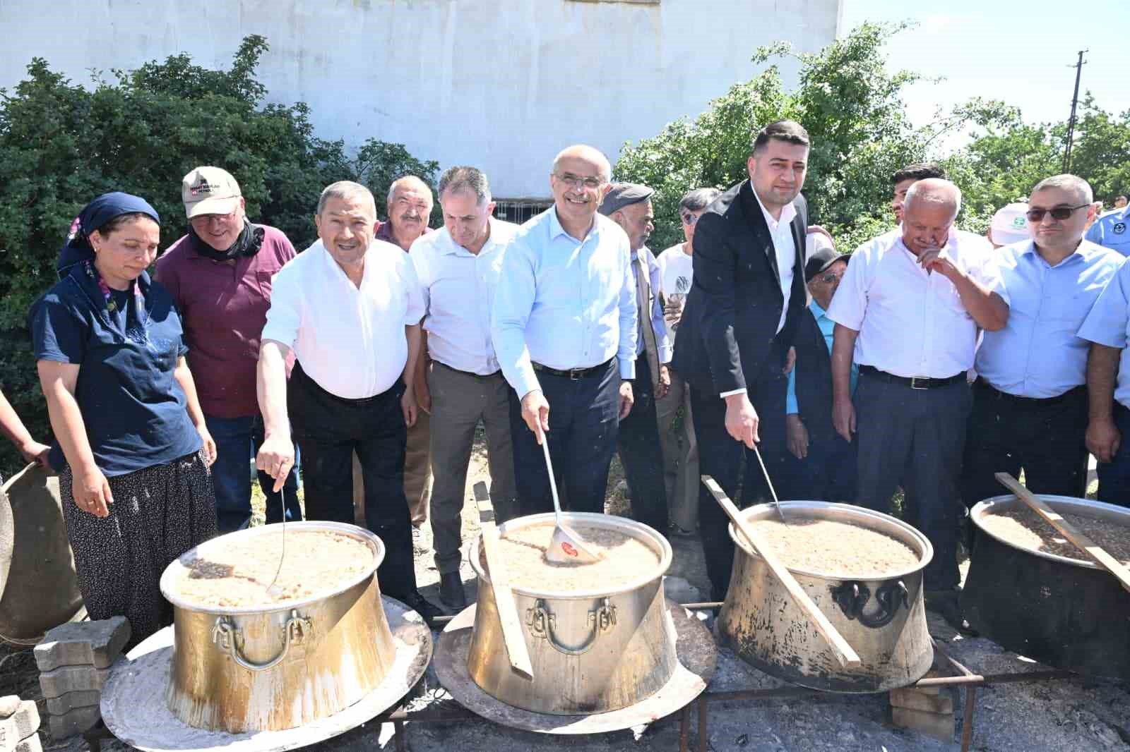 Başkan Er, Darende'de aşure programına katıldı