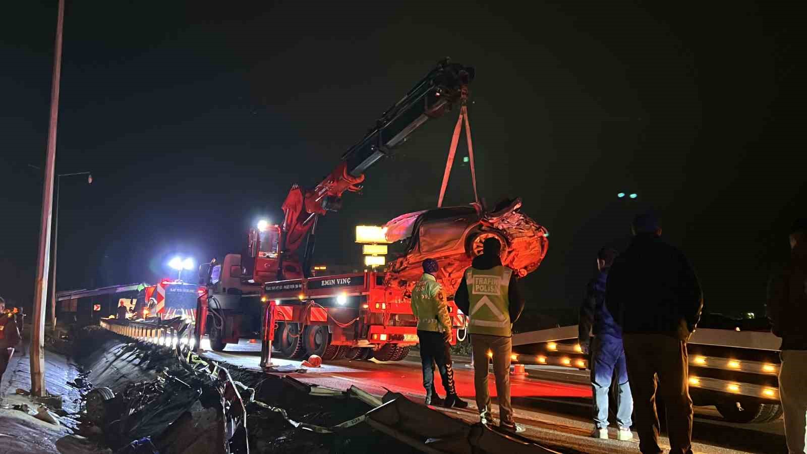 ÇANAKKALE’DE MEYDANA GELEN TRAFİK KAZASINDA OTOMOBİL PARAMPARÇA OLURKEN, İKİ GENÇ İSE HAYATINI KAYBETTİ.