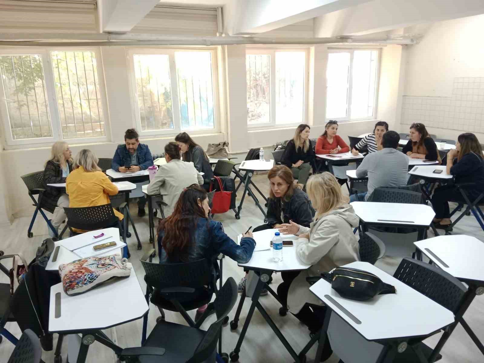 AYDIN İL MİLLİ EĞİTİM MÜDÜRLÜĞÜ TARAFINDAN ÖĞRETMENLERİN MESLEKİ VE TEKNOLOJİK GELİŞİMLERİNİ DESTEKLEMEK AMACIYLA DÜZENLENEN STEM TEMEL SEVİYE EĞİTİMLERİ, EFELER VE KUŞADASI’NDA GERÇEKLEŞTİRİLEN UYGULAMALI ÇALIŞMALARLA TAMAMLANDI.