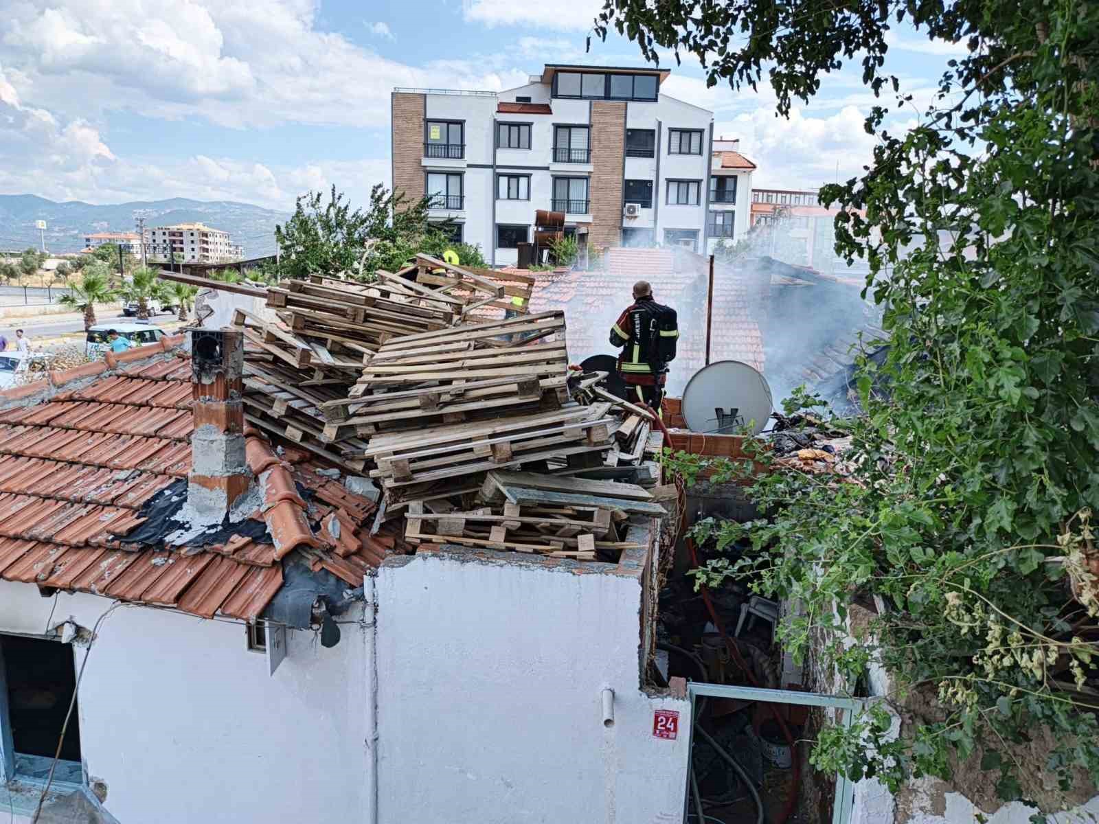 Burhaniye'de yanan evde mahsur kalan vatandaşı itfaiye kurtardı