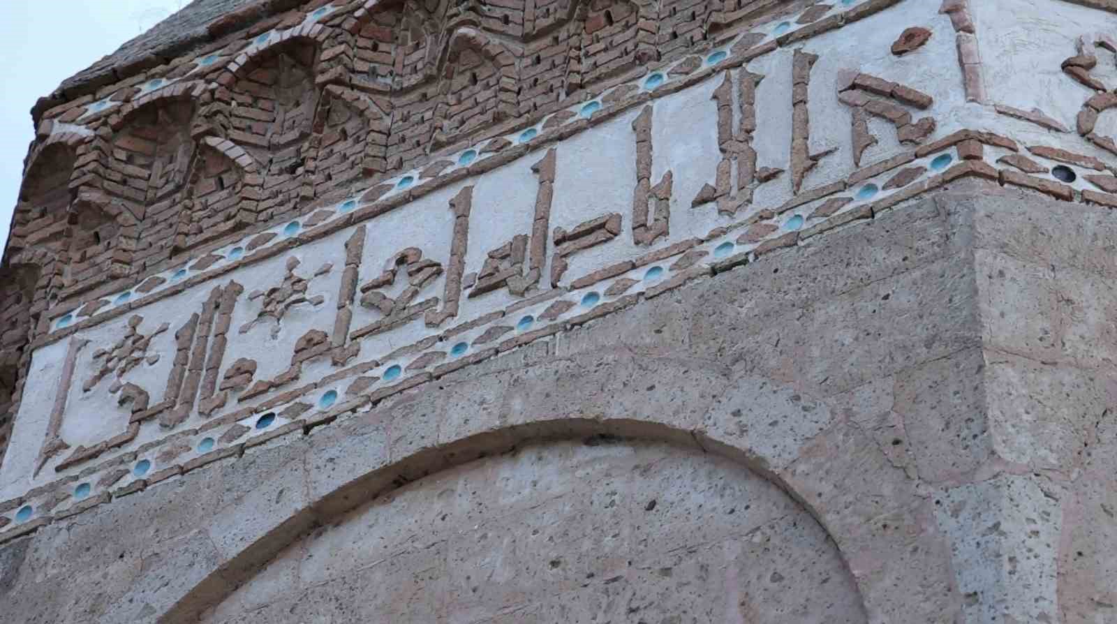 MÜSLÜMAN TÜRKLERİN HAÇLILARLA YAPTIĞI SAVAŞTA ŞEHİT DÜŞEN TUR HASAN BEY'E İTHAFEN ANADOLU SELÇUKLU DEVLETİ TARAFINDAN 8 ASIR ÖNCE YAPTIRILAN TUR HASAN TÜRBESİ, KUBBE ALTINDAKİ ÂYET'EL-KÜRSÎ İLE BİRLİKTE ASIRLARDIR ZİYARETÇİLERİNİ AĞIRLIYOR.