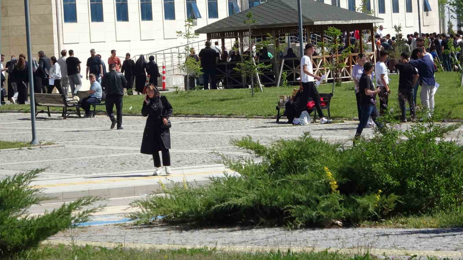 Bayburt’ta yanlış sınav merkezine gelen öğrencinin yardımına kadın polisler yetişti