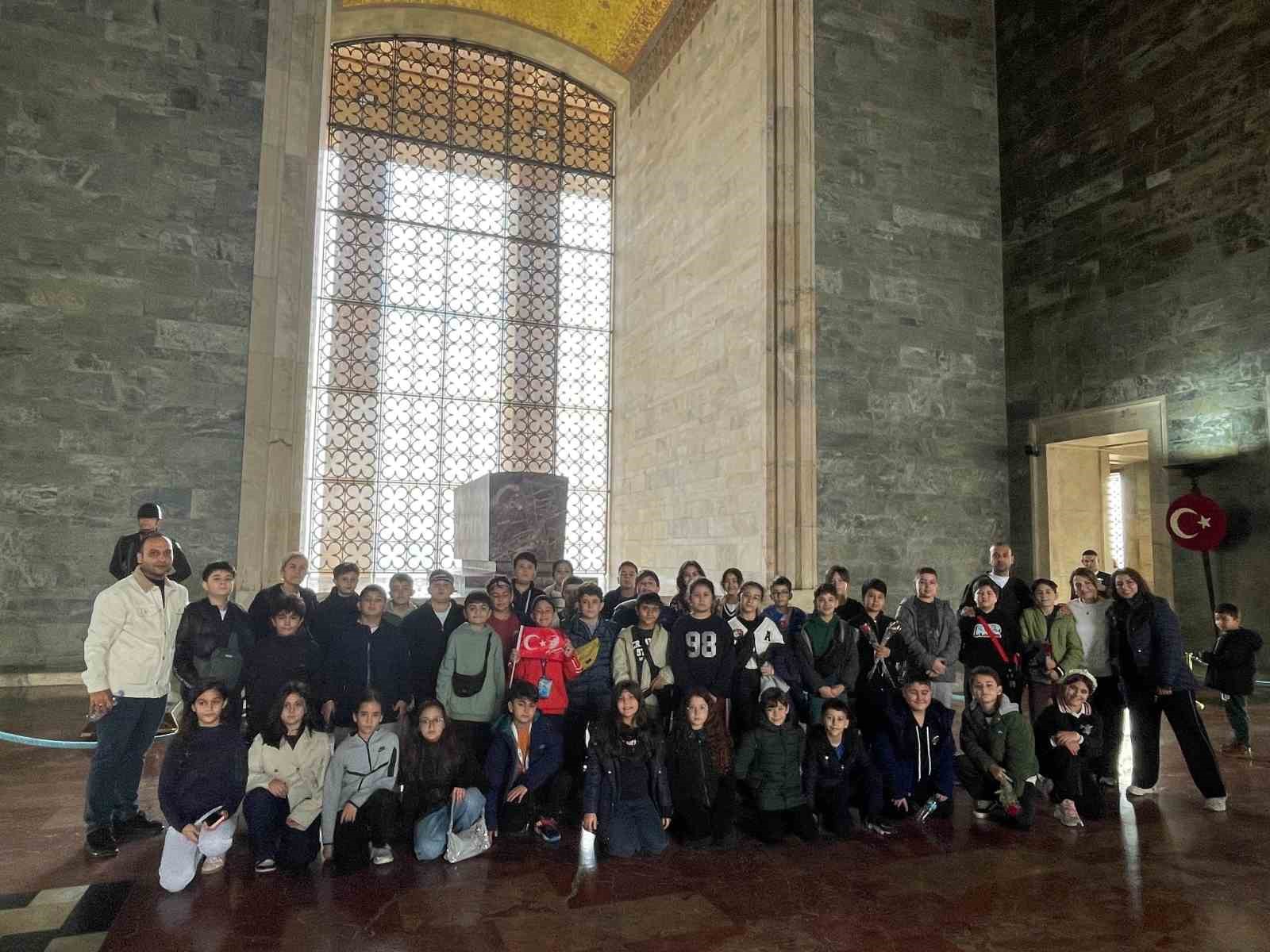 GAZİANTEP KOLEJ VAKFI ÖZEL ORTAOKULU ÖĞRENCİLERİ ANKARA’YA DÜZENLEDİKLERİ GEZİYLE TARİHİ VE KÜLTÜREL YAPILARI MERCEK ALTINA ALIRKEN ZİYARETLERİ KAPSAMINDA ANITKABİR’İ DE ZİYARET EDEREK MOZOLEYE ÇELENK KOYDULAR. I. VE II. TÜRKİYE BÜYÜK MİLLET MECLİSİ BİNALARINI DA ZİYARET EDEREK TÜRKİYE CUMHURİYETİ’NİN DOĞUŞUNA TANIKLIK EDEN SALONLAR VE TARİHİ BELGELER İNCELENDİLER.