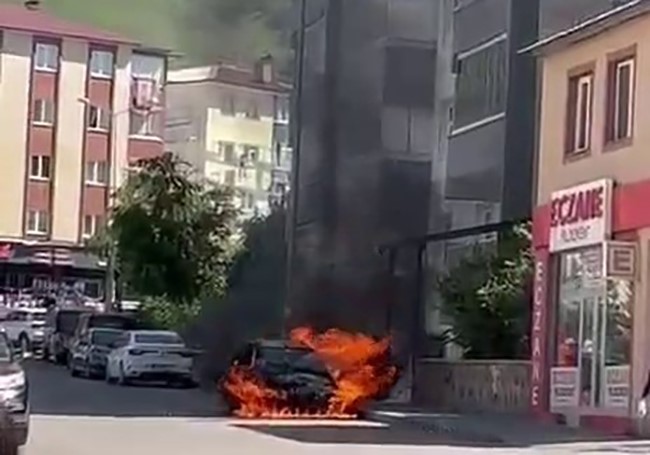 Erzurum'da otomobil alev topuna döndü