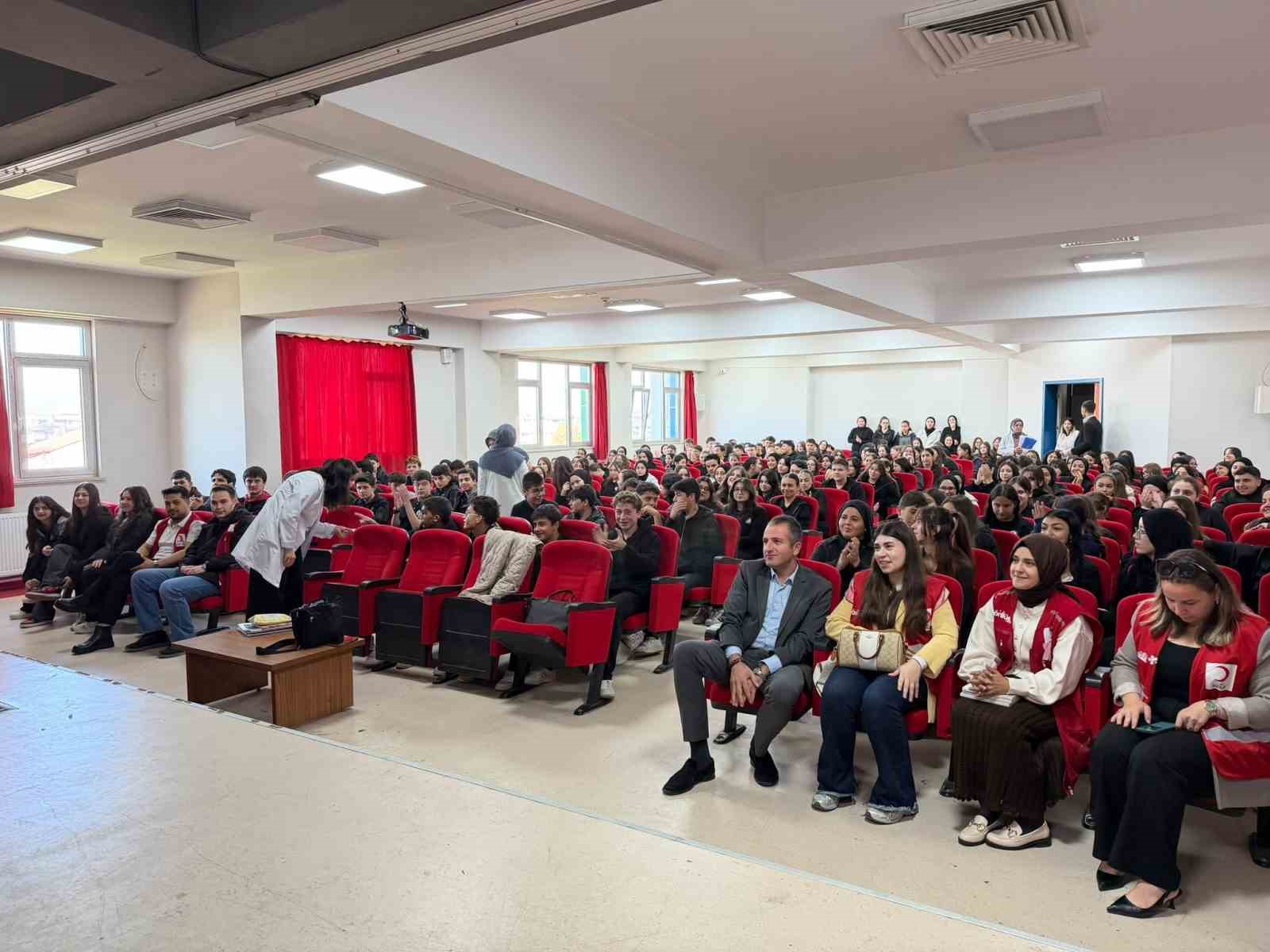 Düzce'de lise öğrencilerine Kızılay ve ilk yardım eğitimi verildi