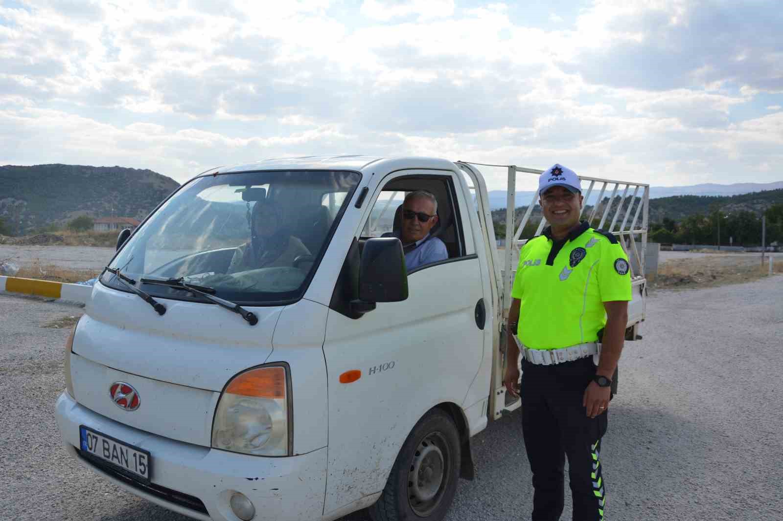 Bulaşık yıkama cezasıyla Türkiye’nin yüzünü güldüren trafik polisi konuştu: "O sıcakta gönlüm el vermedi"