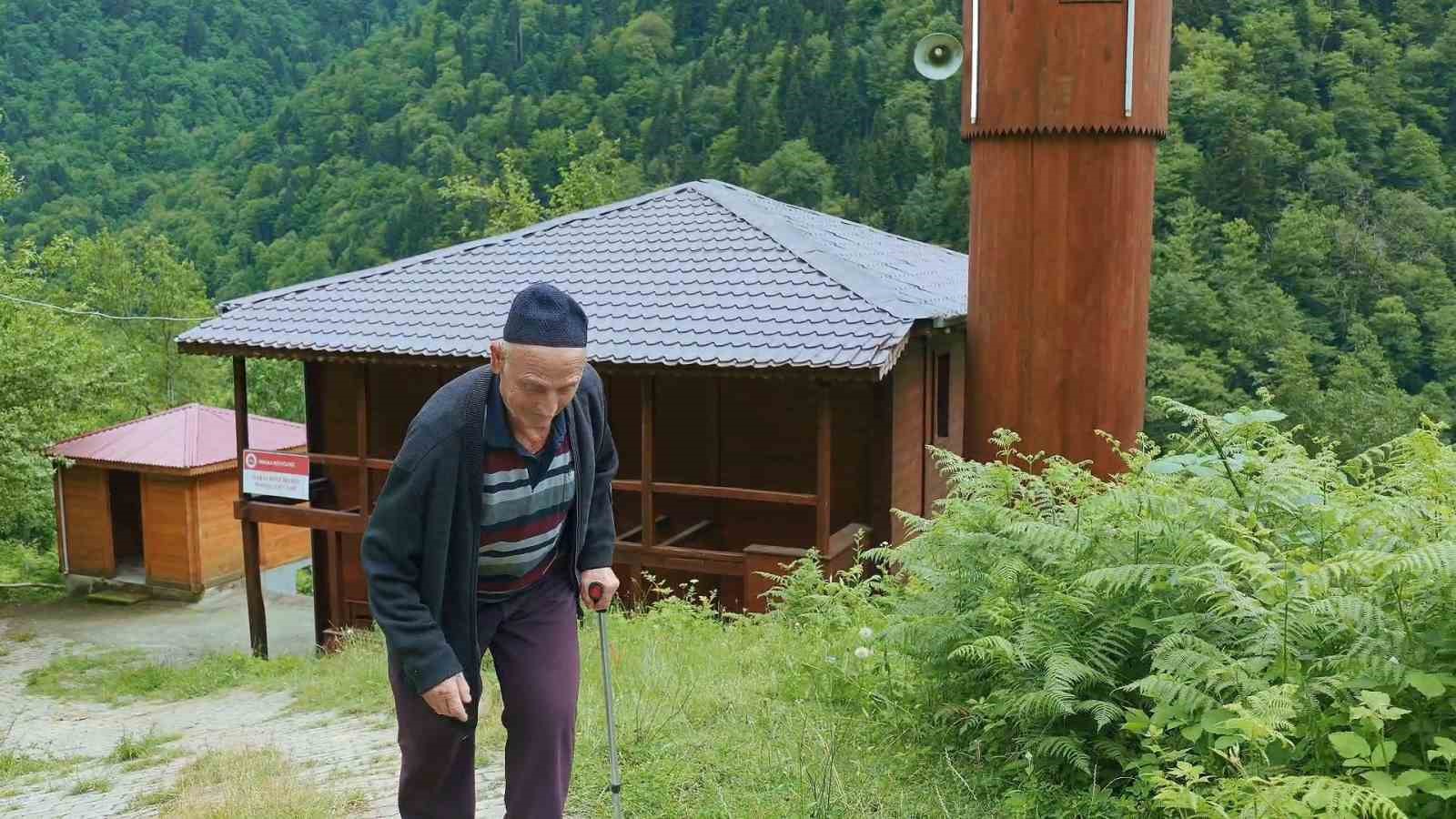 Camili Havzası’ndaki 175 yıllık ahşap cami babadan oğula korunuyor