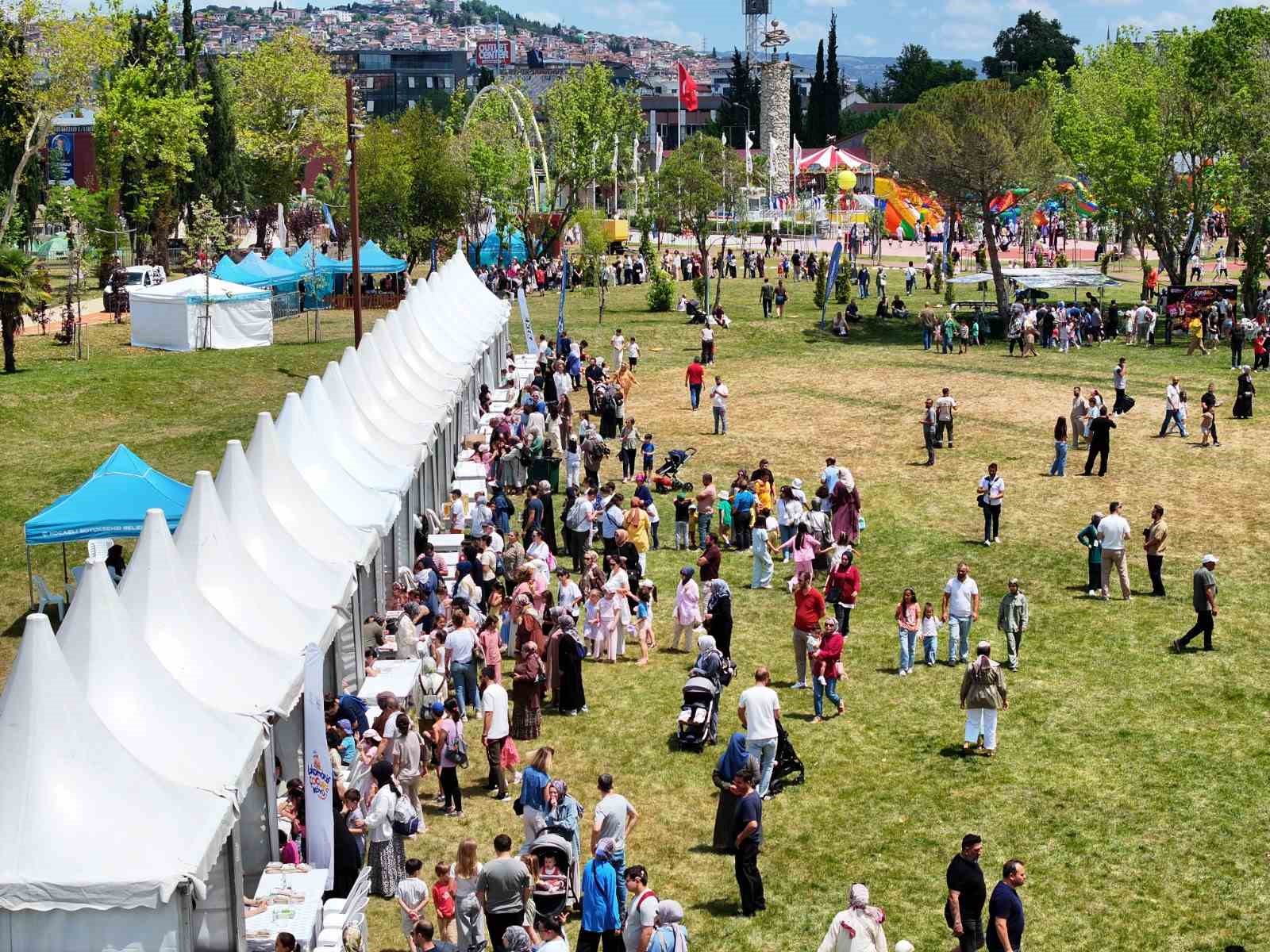 Çocuklar için karne hediyesi şenliği başladı