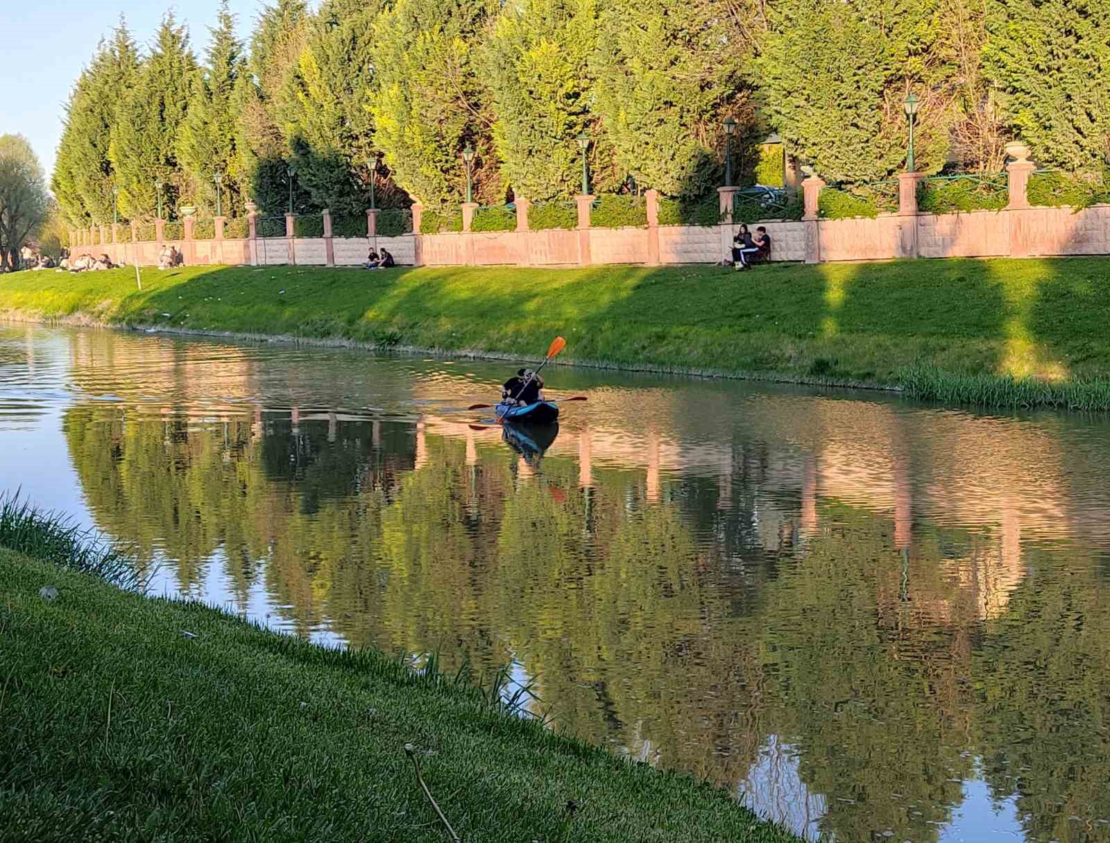 Gençlerin Kanlıkavak'ta kano keyfi