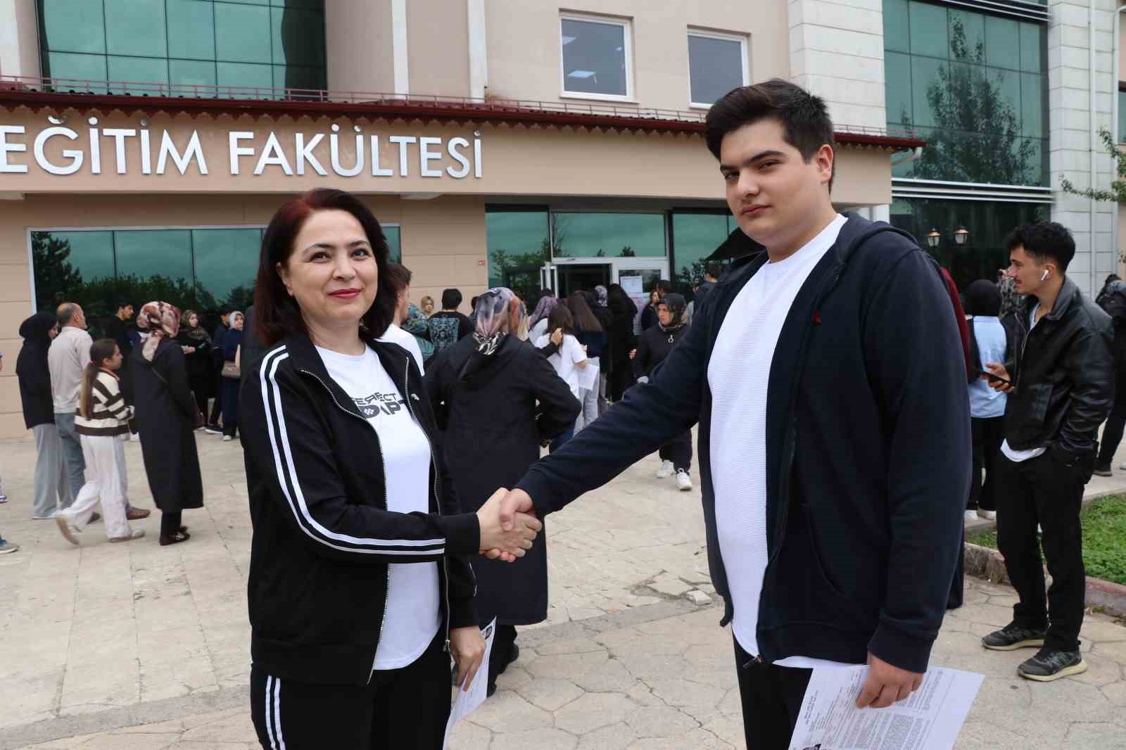Anne oğul bitişik sınıflarda sınava girdi