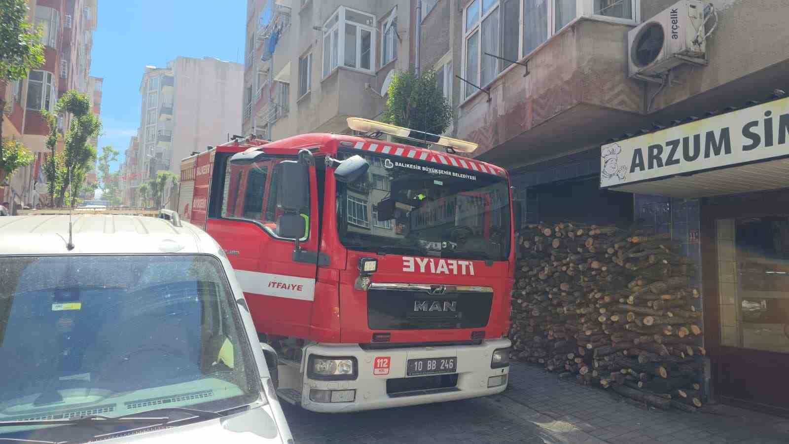 Bandırma’da davlumbazdan çıkan yangın mahalleyi ayağa kaldırdı