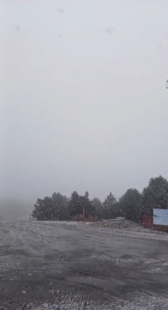 KARS’IN SARIKAMIŞ İLÇESİNDE GÜN BOYU ETKİLİ OLAN SAĞANAK YAĞMUR, YÜKSEK KESİMLERDE HAVA SICAKLIĞININ DÜŞMESİYLE BİRLİKTE YERİNİ KARA BIRAKIRKEN, KAYAK MERKEZİ KISA SÜRELİĞİNE DE OLSA BEYAZA BÜRÜNDÜ.