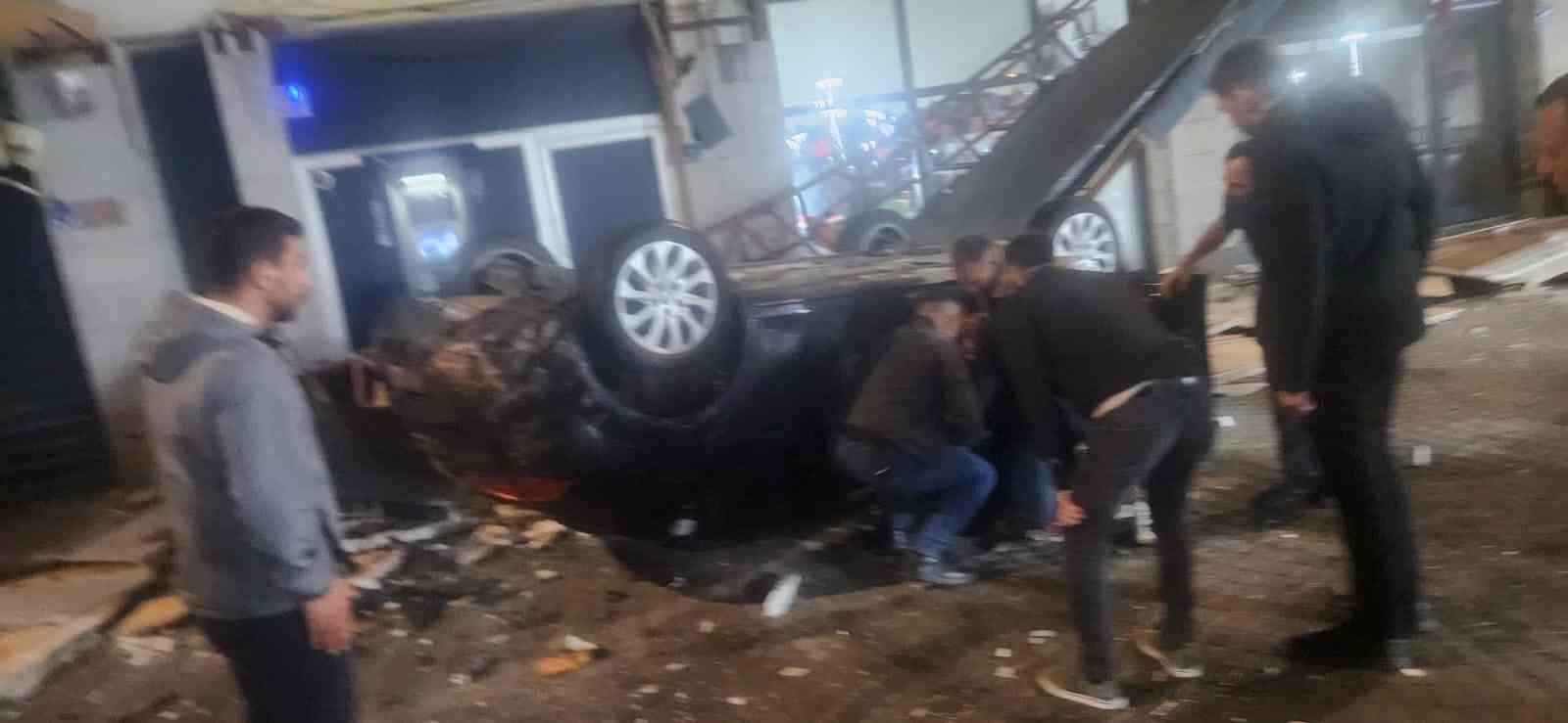 KAYSERİ’NİN İNCESU İLÇESİNDE KONTROLDEN ÇIKAN OTOMOBİL, YAKLAŞIK 50 METRE YÜKSEKLİKTEKİ KAYALIKLARDAN DÜKKANLARIN ÜZERİNE UÇTU. KAZADA OTOMOBİL SÜRÜCÜSÜ YARALANIRKEN, DÜKKANLARDA HASAR MEYDANA GELDİ
