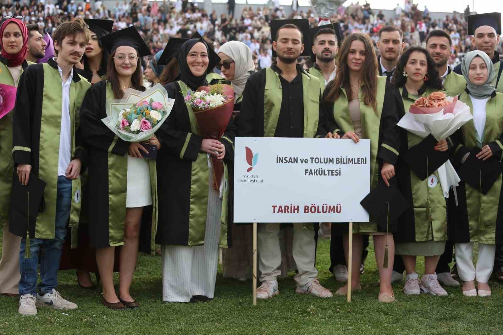 Anne-kızın üniversite yolculuğu mezuniyetle taçlandı