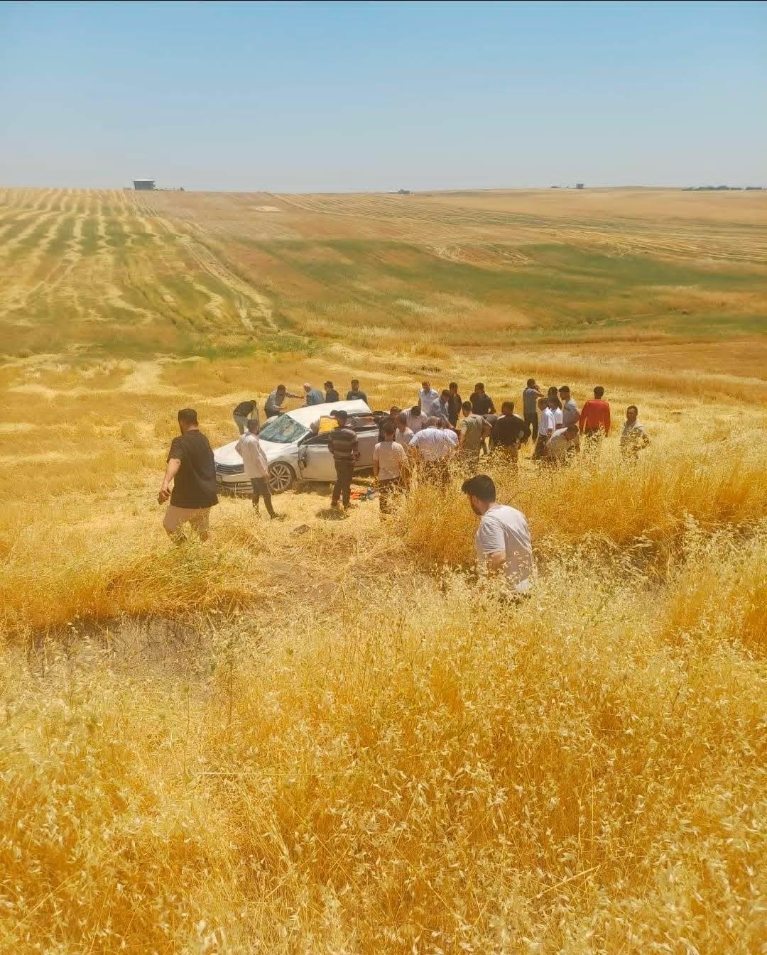 Diyarbakır'da otomobil tarlaya yuvarlandı: 5 yaralı