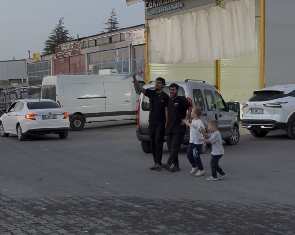 Tamir atölyesinde 'halay' molası