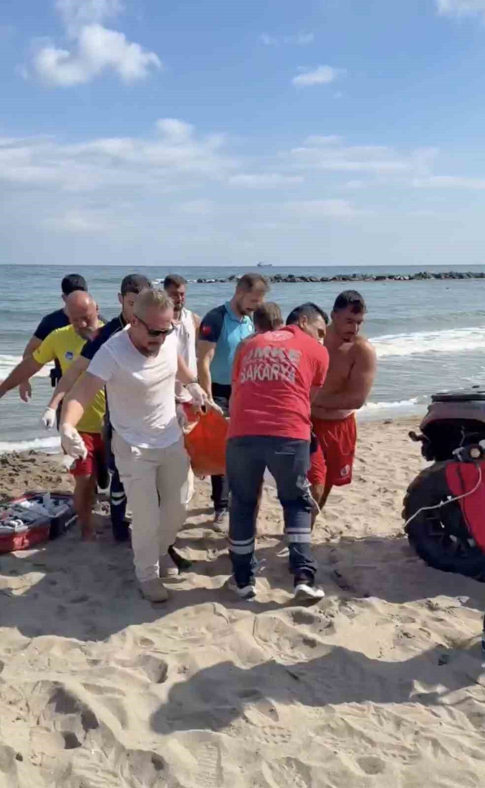 Denizde hareketsiz bulunan vatandaş için dakikalarca kalp masajı yapıldı