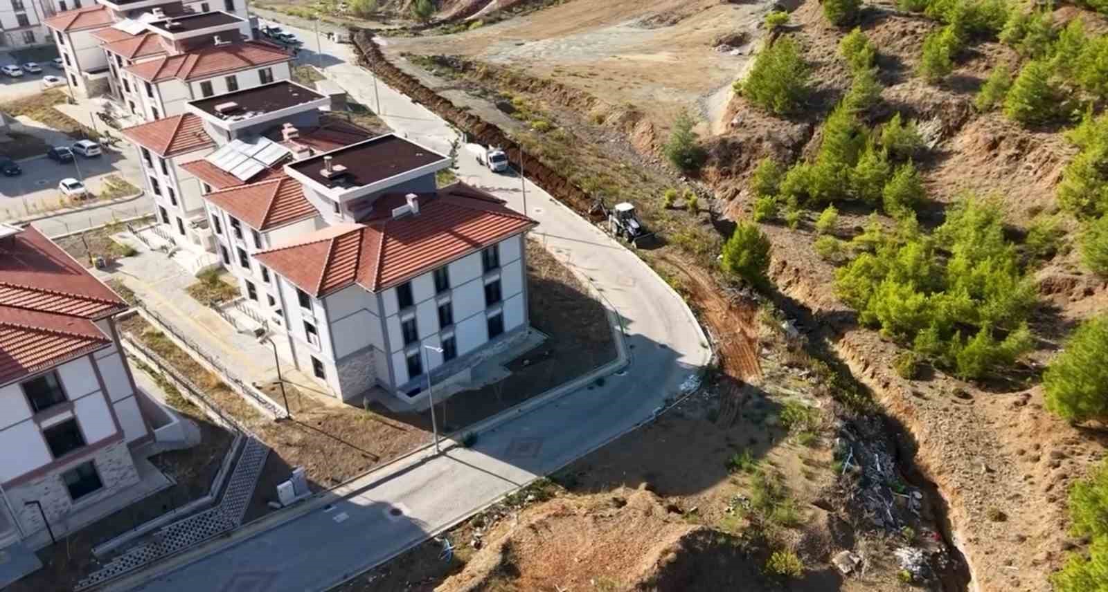 MUĞLA’NIN FETHİYE İLÇESİ KARAÇULHA MAHALLESİ’NDEKİ TOKİ KONUTLARINDA YAŞANAN SU KESİNTİLERİNİN ÖNÜNE GEÇİLMESİ AMACIYLA MUSKİ TARAFINDAN YAKLAŞIK 3 MİLYON TL’LİK YATIRIMLA YENİ İÇME SUYU HATTI YAPILIYOR.