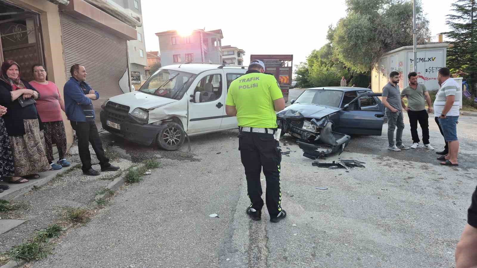 Eskişehir’de kafa kafaya çarpıştılar: Araç garaja girdi!