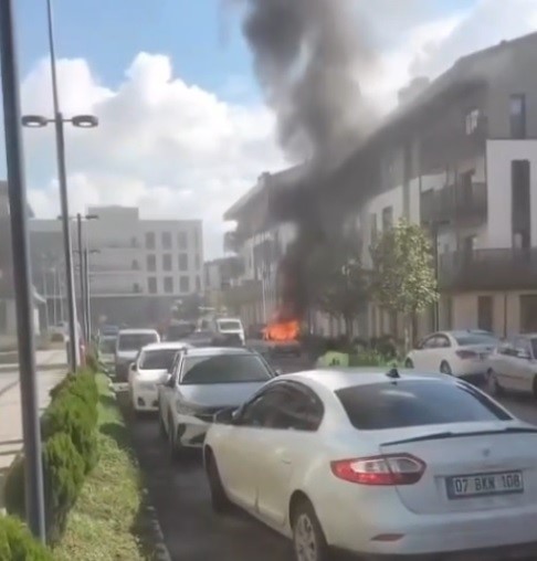KAHRAMANMARAŞ’IN ONİKİŞUBAT İLÇESİNDE BİNALARIN ÖNÜNDE DURAN OTOMOBİLİN MOTOR KISMINDA ÇIKAN YANGIN, İTFAİYE EKİPLERİNİN MÜDAHALESİYLE SÖNDÜRÜLDÜ.