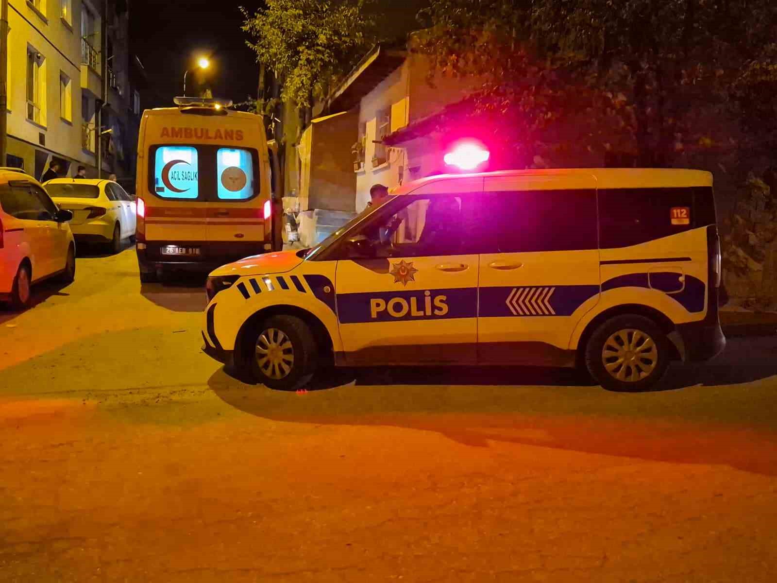 ESKİŞEHİR'DE HANE BASKINI İHBARI EKİPLERİ TEYAKKUZA GEÇİRİRKEN, ADRESE GİDİLDİĞİNDE OLAYIN AİLE İÇİ KAVGA OLDUĞU ANLAŞILDI.