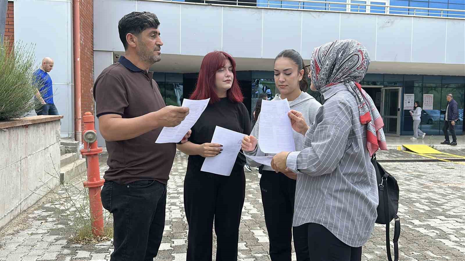Baba, anne ve 2 kızı sınavda birbirlerine rakip oldu