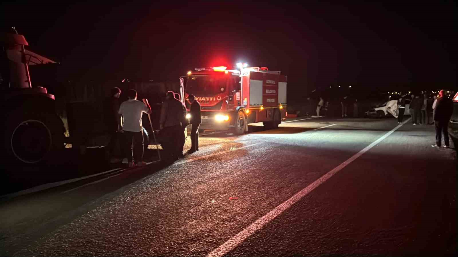 SİVAS’IN ALTINYAYLA İLÇESİNDE TRAKTÖRÜN RÖMORKUNA ÇARPAN MERCEDES MARKA LÜKS OTOMOBİL ADETA KAĞIT GİBİ PARÇALANDI. KAZADA 4 KİŞİ YARALANIRKEN, OTOMOBİLİN HIZ GÖSTERGESİNİN 140 KİLOMETREDE TAKILI KALMASI DİKKAT ÇEKTİ.