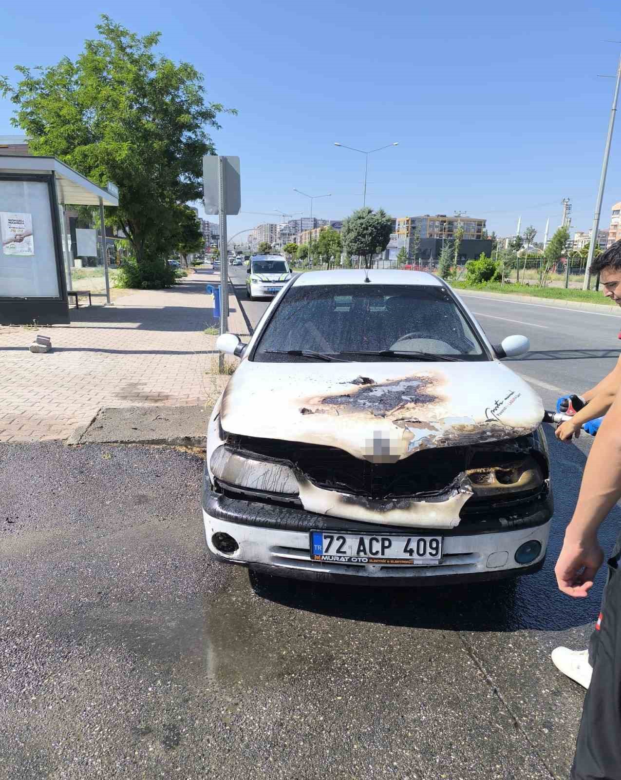 Batman'da yanan otomobil itfaiye ekiplerince söndürüldü