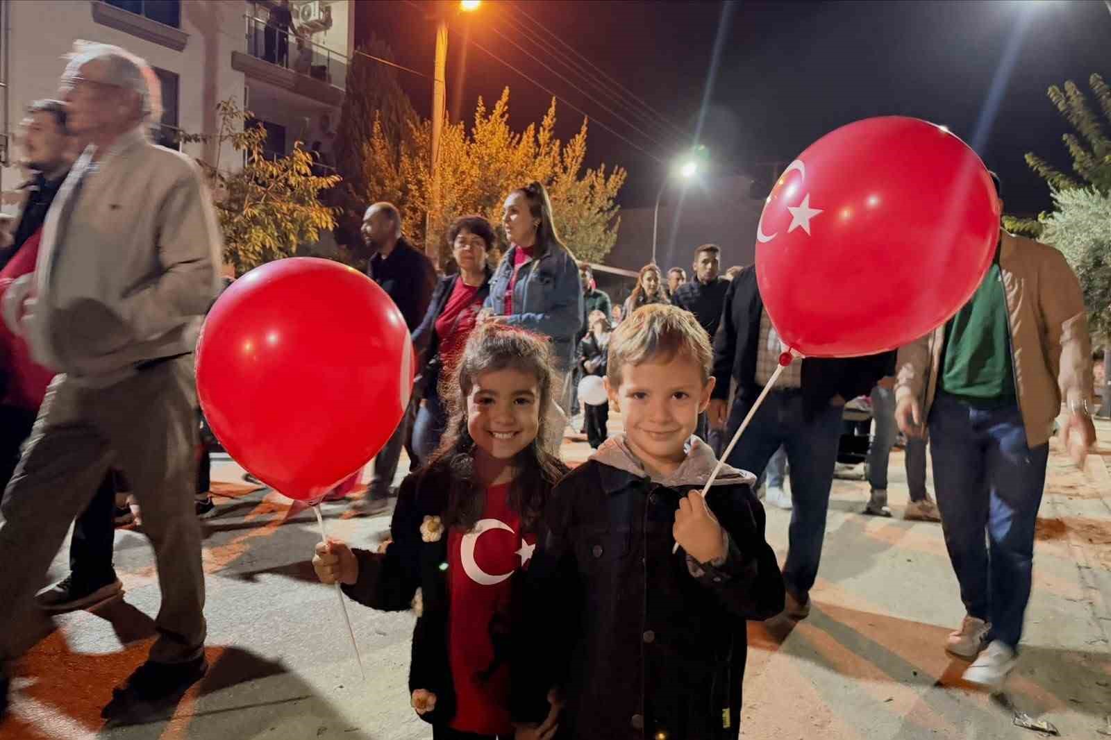 MANİSA’NIN SARIGÖL İLÇESİNDE CUMHURİYET’İN 103. YIL DÖNÜMÜ KUTLAMALARI KAPSAMINDA DÜZENLENEN FENER ALAYINDA, ELLERİNDE TÜRK BAYRAKLARI TAŞIYAN HER YAŞTAN VATANDAŞ CUMHURİYET COŞKUSUNU HEP BİRLİKTE YAŞADI.