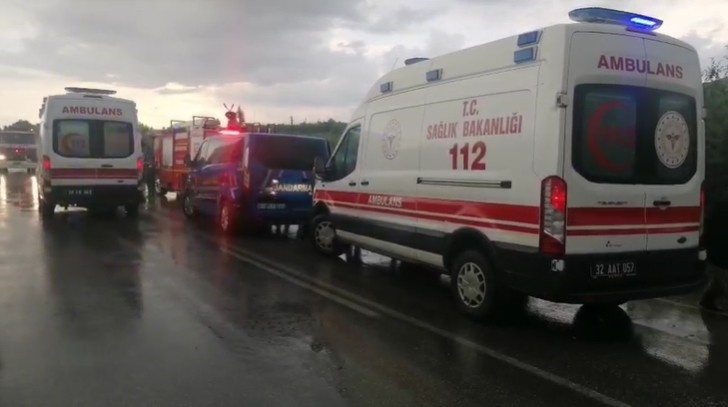 Isparta’da tur minibüsü şarampole yuvarlandı: 4 ölü, 16 yaralı