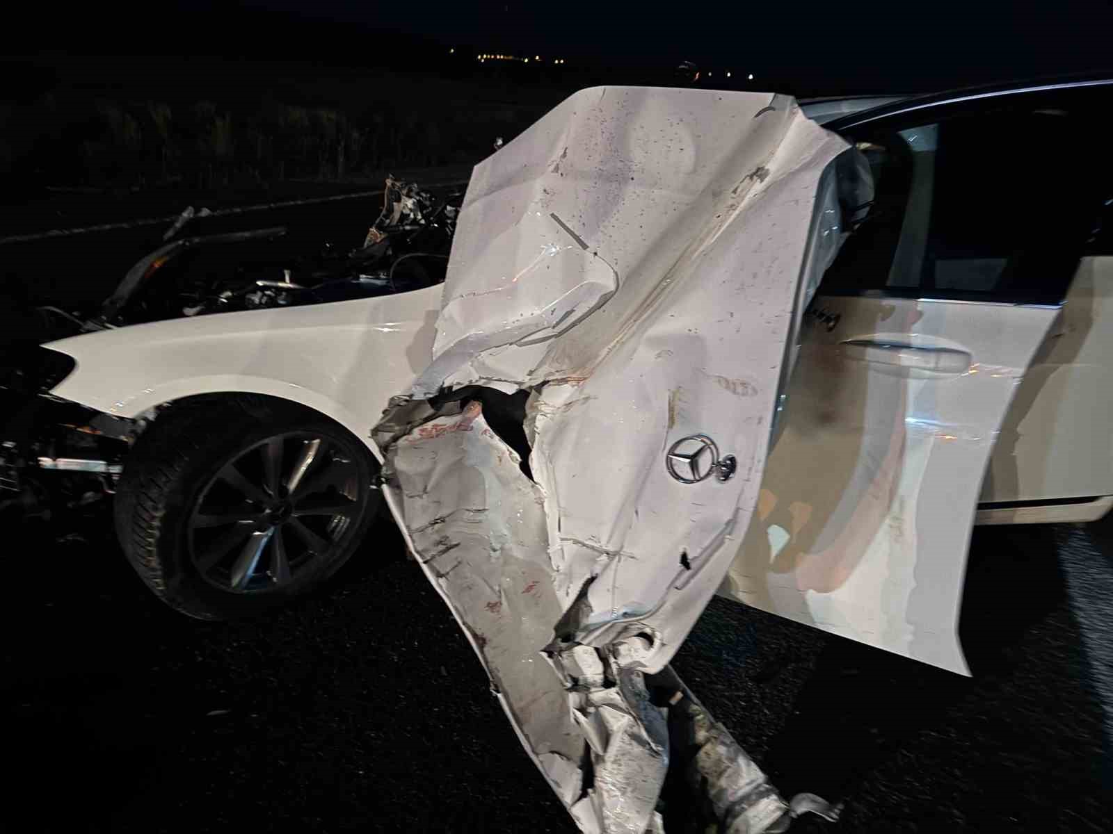 SİVAS’IN ALTINYAYLA İLÇESİNDE TRAKTÖRÜN RÖMORKUNA ÇARPAN MERCEDES MARKA LÜKS OTOMOBİL ADETA KAĞIT GİBİ PARÇALANDI. KAZADA 4 KİŞİ YARALANIRKEN, OTOMOBİLİN HIZ GÖSTERGESİNİN 140 KİLOMETREDE TAKILI KALMASI DİKKAT ÇEKTİ.