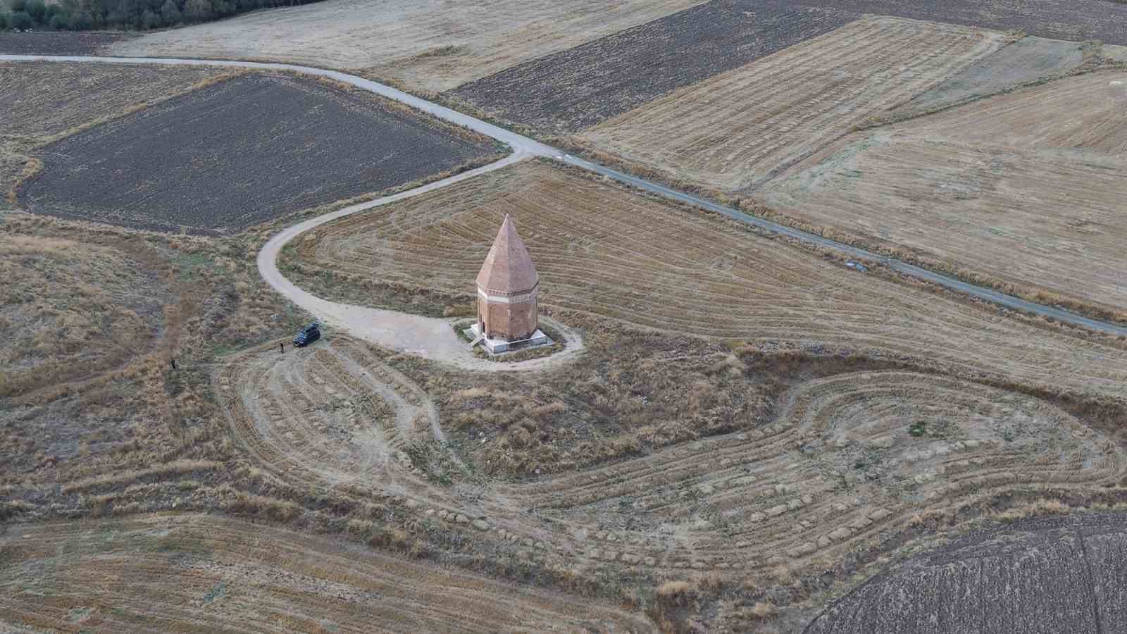MÜSLÜMAN TÜRKLERİN HAÇLILARLA YAPTIĞI SAVAŞTA ŞEHİT DÜŞEN TUR HASAN BEY'E İTHAFEN ANADOLU SELÇUKLU DEVLETİ TARAFINDAN 8 ASIR ÖNCE YAPTIRILAN TUR HASAN TÜRBESİ, KUBBE ALTINDAKİ ÂYET'EL-KÜRSÎ İLE BİRLİKTE ASIRLARDIR ZİYARETÇİLERİNİ AĞIRLIYOR.